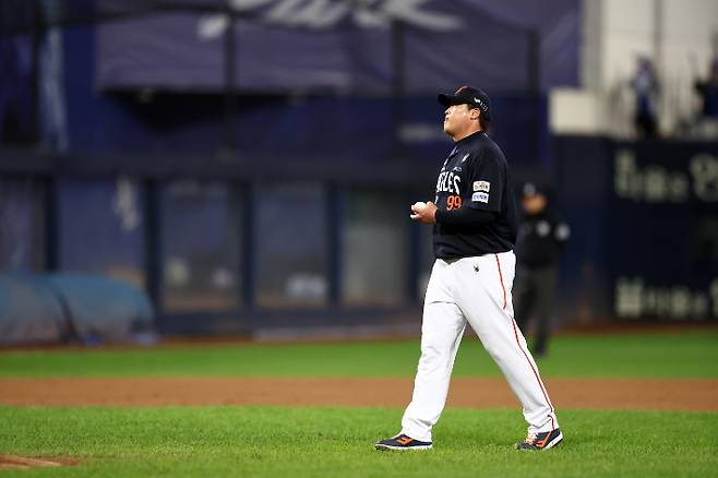 21일 대구 삼성 라이온즈 파크에서 열린 2025 KBO 포스트 시즌 플레이오프 한화 이글스 대 삼성 라이온즈 3차전. 4회 말 4실점한 한화 선발 투수 류현진이 아쉬운 표정을 짓고 있다. 연합뉴스