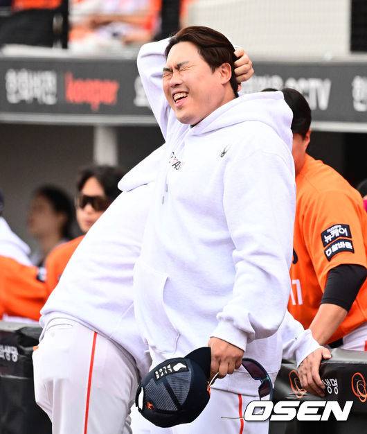 [OSEN=대전, 지형준 기자] 19일 오후 대전 한화생명볼파크에서 2025 신한 SOL Bank KBO리그 포스트시즌 플레이오프 2차전 한화 이글스와 삼성 라이온즈의 경기가 열렸다. 경기에 앞서 한화 류현진이 삼성 이진영 코치와 인사를 나누며 즐거워하고 있다. 2025.10.19 /jpnews@osen.co.kr