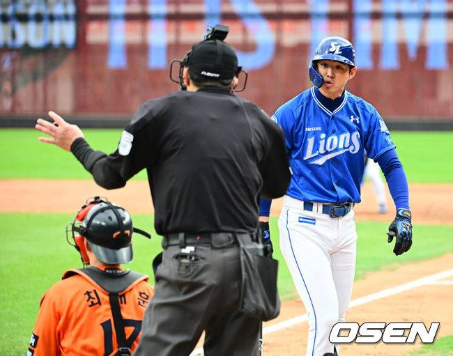 [OSEN=대전, 지형준 기자] 18일 오후 대전 한화생명볼파크에서 2025 신한 SOL Bank KBO리그 포스트시즌 플레이오프 1차전 한화 이글스와 삼성 라이온즈의 경기가 열렸다. 3회초 무사 3루에서 삼성 구자욱이 한화 폰세의 인터벌이 길어지자 구심에 불만을 나타내고 있다. 2025.10.18 /jpnews@osen.co.kr