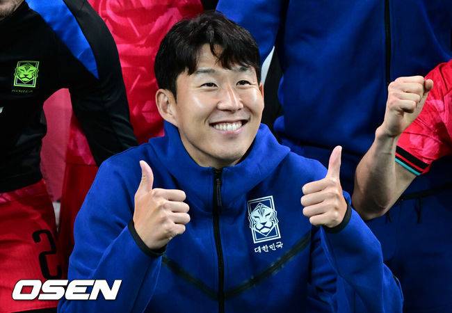 [OSEN=서울월드컵경기장, 조은정 기자]한국 축구가 안방에서 '남미 강호' 파라과이를 물리치며 사상 최초의 2026 국제축구연맹(FIFA) 북중미 월드컵 포트 2 확보에 청신호를 켰다.한국 축구대표팀은 14일 오후 8시&nbsp;서울월드컵경기장에서 열린 A매치&nbsp;친선 경기에서 파라과이를 2-0으로 제압했다. 지난 10일 일본 원정에서 2-2로 비기고 온 파라과이는 한국에 덜미를 잡히며 10월 아시아 투어를 1무 1패로 마감하게 됐다.대한민국 대표팀이 손흥민의 7번 등번호 현수막 앞에서 승리 기념 촬영을 하고 있다. 2025.10.14 /cej@osen.co.kr
