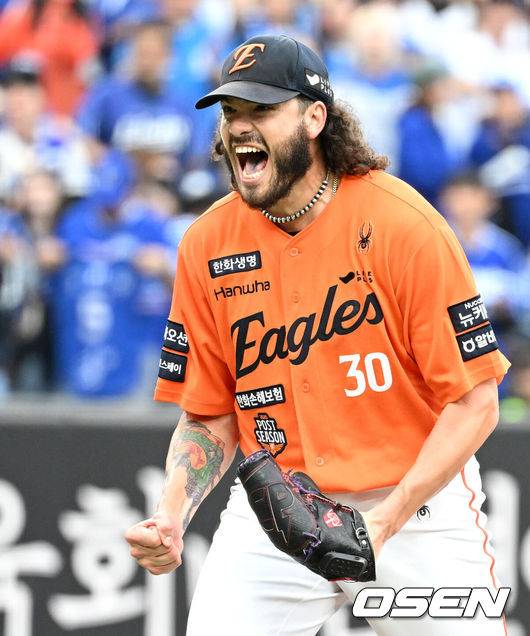 [OSEN=대전, 이대선 기자] 18일 오후 대전 한화생명볼파크에서 2025 신한 SOL Bank KBO리그 포스트시즌 플레이오프 1차전 한화 이글스와 삼성 라이온즈의 경기가 열렸다. 1회초 2사에서 한화 폰세가 삼성 구자욱을 삼진 처리하고 환호하고 있다. 2025.10.18 /sunday@osen.co.kr