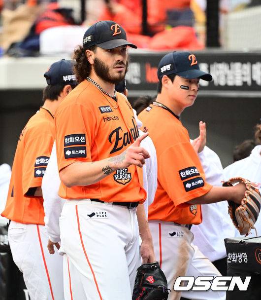 [OSEN=대전, 지형준 기자] 18일 오후 대전 한화생명볼파크에서 2025 신한 SOL Bank KBO리그 포스트시즌 플레이오프 1차전 한화 이글스와 삼성 라이온즈의 경기가 열렸다. 6회초 수비를 마치고 한화 폰세가 검지 손가락을 펼치며 코칭스태프에게 이야기를 하고 있다. 2025.10.18 /jpnews@osen.co.kr
