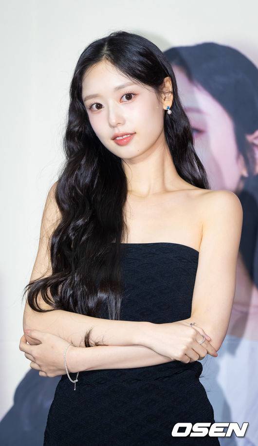 [OSEN=고양, 박준형 기자] 21일 오후 경기도 고양 스타필드 아트리움에서 게임 원작 숏폼드라마 '마이리틀셰프' 제작발표회가 진행됐다.‘마이리틀셰프’ 숏폼드라마는 오리지널 게임의 지적재산권에 등장한 스토리에서 확장되어, 단순한 요리 배틀을 넘어, 재벌가의 권력다툼, 주인공 노마의 성장, 그리고 사랑과 배신이라는 코드가 교차하는 서사를 담고 있다. 게임속 주인공인 ‘노마’역할의 캐릭터에는 그룹 에이프릴의 이나은이 캐스팅 되었으며, 또다른 주인공의 ‘태우’역할에는 그룹 골든차일드의 최보민이 캐스팅 되었다. 또한, ‘노마’의 요리학교 동창으로 등장하는 ‘도윤’역에는 그룹 CIX의 현석이, 마지막으로 ‘노마’의 사촌으로 등장하는 ‘미리’역에는 그룹 파나틱스의 김도아가 캐스팅됐다.배우 김도아가 포즈를 취하고 있다.   2025.10.21 / soul1014@osen.co.kr