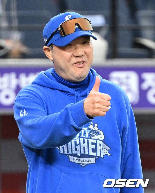 [OSEN=대전, 이대선 기자] 삼성은 19일 대전 한화생명볼파크에서 열린 포스트시즌 플레이오프 2차전 한화 이글스와의 경기에서 타선이 폭발하며 7-3 완승을 거뒀다.시리즈 전적 1승 1패로 동률을 만들고 홈구장 대구 삼성라이온즈파크로 돌아간다. 경기 종료 후 삼성 박진만 감독이 선수들과 승리의 기쁨을 나누고 있다. 2025.10.19 /sunday@osen.co.kr