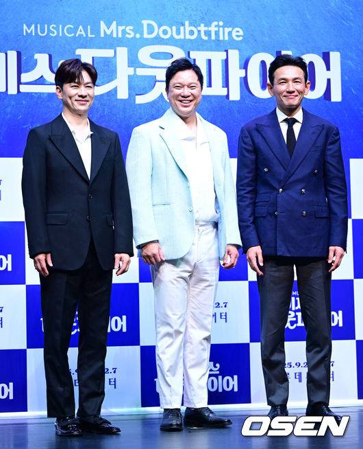 [OSEN=최규한 기자] 2일 오후 서울 서대문구 이화여자대학교 삼성홀에서 뮤지컬 ‘미세스 다웃파이어’ 제작발표회가 열렸다.뮤지컬 '미세스 다웃파이어'는 로빈 윌리엄스 주연의 동명 영화를 뮤지컬로 만든 작품으로 가족의 사랑을 그린 코미디 뮤지컬이다. 이혼한 다니엘이 유모 미세스 다웃파이어로 변장해 전 아내의 집으로 들어가 자녀들을 돌보면서 벌어지는 이야기를 그린다.배우 황정민, 정성화, 정상훈이 포토타임을 하고 있다. 2025.09.02 / dreamer@osen.co.kr