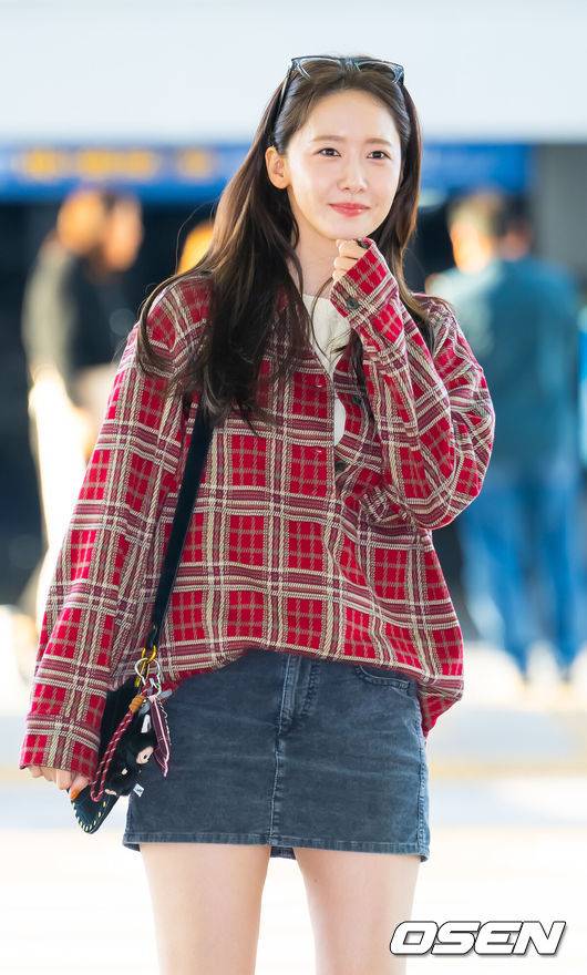 [OSEN=인천공항, 민경훈 기자] tvN 드라마 '폭군의 셰프' 출연자들과 제작진들이 21일 오후 인천공항을 통해 베트남 다낭으로 포상휴가차 출국했다.지난 9월 28일 막을 내린 tvN 드라마 '폭군의 셰프' 최종회 시청률은 닐슨코리아 전국 유료 가구 기준 17.1%를 기록하며 자체 최고 시청률을 경신했을 뿐만 아니라 지상파를 포함한 전 채널 동시간대 1위를 차지했다. '폭군의 셰프'는 최고의 순간 과거로 타임슬립한 셰프 연지영(임윤아)이 조선의 폭군이자 절대 미각의 소유자인 왕 이헌(이채민)과 맞닥뜨리며 벌어지는 서바이벌 판타지 로맨틱 코미디다.&nbsp;배우 임윤아가 출국길에 포즈를 취하고 있다. 2025.10.21 / rumi@osen.co.kr