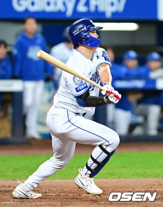 [OSEN=대구, 최규한 기자] 13일 대구 삼성라이온즈파크에서 ‘2025 신한 SOL뱅크 KBO리그’ 준플레이오프(5전 3선승제) 3차전 삼성 라이온즈와 SSG 랜더스의 경기가 열렸다.삼성은 원태인, 방문팀 SSG은 드류 앤더슨을 선발로 내세웠다.3회말 1사 1루 상황 삼성 류지혁이 안타를 날리고 있다. 2025.10.13 / dreamer@osen.co.kr