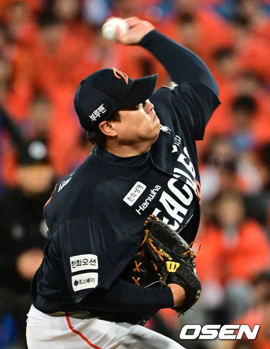 [OSEN=대구, 조은정 기자]21일 대구 삼성라이온즈파크에서 2025 신한 SOL Bank KBO리그 포스트시즌 플레이오프 3차전 삼성 라이온즈와 한화 이글스의 경기가 열렸다.홈팀 삼성은 후라도, 방문팀 한화는 류현진을 선발로 내세웠다.1회말 한화 류현진이 역투하고 있다. 2025.10.21 /cej@osen.co.kr