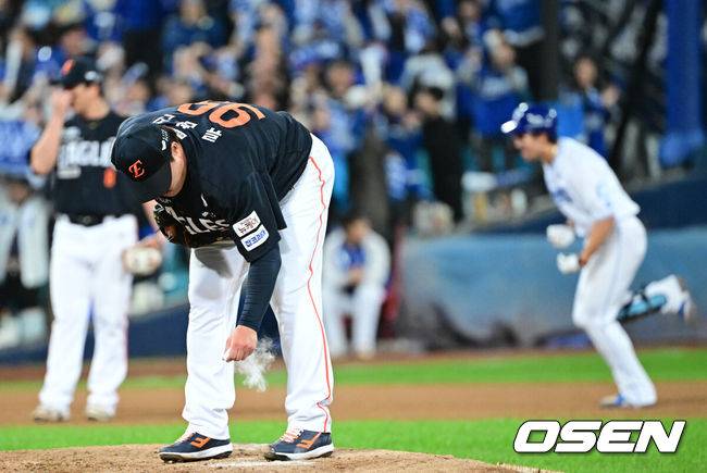 [OSEN=대구, 최규한 기자] 21일 대구 삼성라이온즈파크에서 ‘2025 신한 SOL Bank KBO리그’ 포스트시즌 플레이오프 3차전 삼성 라이온즈와 한화 이글스의 경기가 열렸다.홈팀 삼성은 아리엘 후라도, 방문팀 한화는 류현진을 선발로 내세웠다.4회말 1사 1, 2루 상황 삼성 김영웅에게 우월 스리런포를 내준 한화 선발 류현진이 로진을 쥐고 있다. 2025.10.21 / dreamer@osen.co.kr