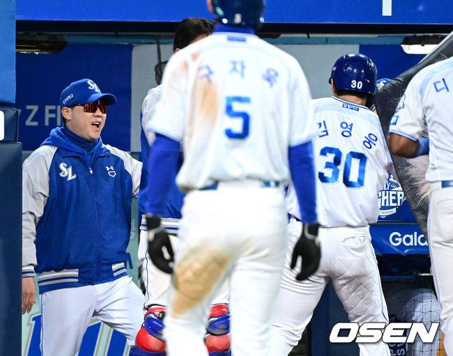 [OSEN=대구, 최규한 기자] 21일 대구 삼성라이온즈파크에서 ‘2025 신한 SOL Bank KBO리그’ 포스트시즌 플레이오프 3차전 삼성 라이온즈와 한화 이글스의 경기가 열렸다.홈팀 삼성은 아리엘 후라도, 방문팀 한화는 류현진을 선발로 내세웠다.4회말 1사 1, 2루 상황 삼성 김영웅이 역전 우월 스리런포를 날리고 홈을 밟은 뒤 박진만 감독과 인사를 나누고 있다. 2025.10.21 / dreamer@osen.co.kr