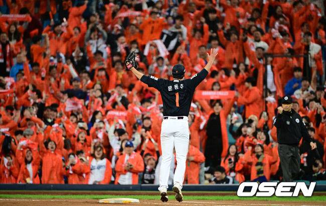 [OSEN=대구, 조은정 기자]프로야구 한화 이글스 투수 문동주(22)가 구원으로 나와 또 한화를 구했다. 6회부터 9회까지 4이닝을 삭제하며 슈퍼 세이브로 삼성 강타선을 잠재웠다.문동주는 21일 대구삼성라이온즈파크에서 열린 2025 신한 SOL Bank KBO리그 포스트시즌 플레이오프(PO·5전3선승제) 3차전에 6회 구원 등판, 4이닝 2피안타 1볼넷 6탈삼진 무실점으로 막고 한화의 5-4 승리에 기여했다. 승리 투수가 됐다. 한화는 시리즈 전적 2승1패 리드.&nbsp;한화 문동주가 승리를 기뻐하고 있다. 2025.10.21 /cej@osen.co.kr