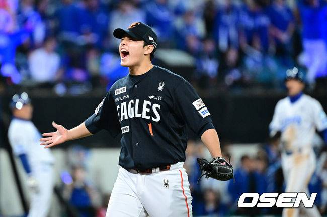 [OSEN=대구, 최규한 기자] 21일 대구 삼성라이온즈파크에서 ‘2025 신한 SOL Bank KBO리그’ 포스트시즌 플레이오프 3차전 삼성 라이온즈와 한화 이글스의 경기가 열렸다.홈팀 삼성은 아리엘 후라도, 방문팀 한화는 류현진을 선발로 내세웠다.7회말 2사 2, 3루 상황 삼성 디아즈를 외야 뜬공으로 이끌며 실점없이 이닝을 막아낸 한화 투수 문동주가 기뻐하고 있다. 2025.10.21 / dreamer@osen.co.kr