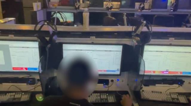 ▲프로야구 티켓을 매크로로 싹쓸이한 뒤 웃돈을 붙여 되판 암표상과 해당 매크로 프로그램 개발·판매한 이들이 경찰에 붙잡혔다. PC방에서 불법 매크로 프로그램을 사용하고 있는 피의자 ⓒ대전경찰청