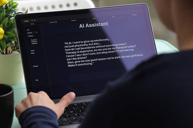 업무에 생성형 AI를 활용하는 모습. 게티이미지뱅크