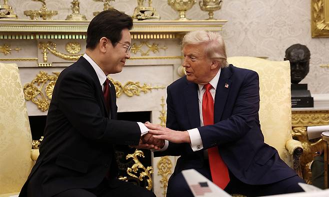 이재명 대통령과 도널드 트럼프 미국 대통령이 지난 8월 25일(현지시간) 미국 워싱턴DC 백악관에서 한미 정상회담을 하고 있다. 뉴시스