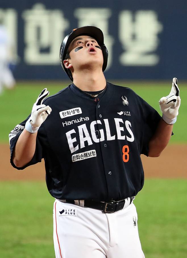 21일 대구 삼성라이온즈파크에서 열린 프로야구 2025 신한 SOL뱅크 KBO 플레이오프 3차전 삼성 라이온즈와 한화 이글스의 경기, 5회초 2사 3루 상황 한화 노시환이 역전 2점 홈런을 때린 뒤 홈을 밟으며 기뻐하고 있다. 뉴스1