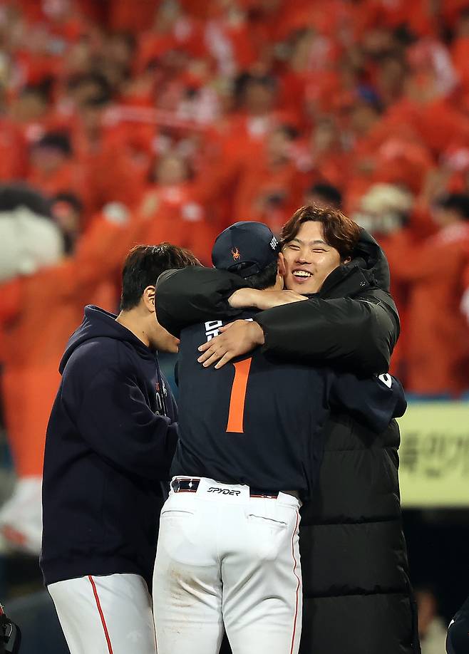 21일 대구삼성라이온즈파크에서 열린 2025 신한 SOL뱅크 KBO 포스트시즌 플레이오프 3차전 한화 이글스와 삼성 라이온즈의 경기, 5대4 승리를 거둔 한화 류현진이 문동주를 꼭 안아주고 있다. 뉴스1