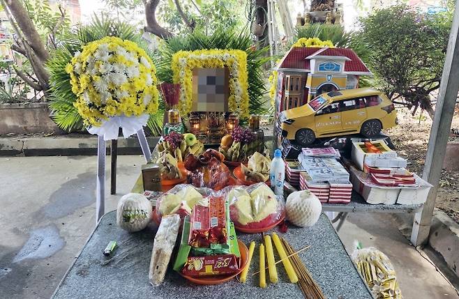 19일(현지시간) 캄보디아 수도 프놈펜 중심가에 있는 턱틀라 사원에서 중국인 사망자의 장례가 치러지고 있다. 2025.10.19 연합뉴스