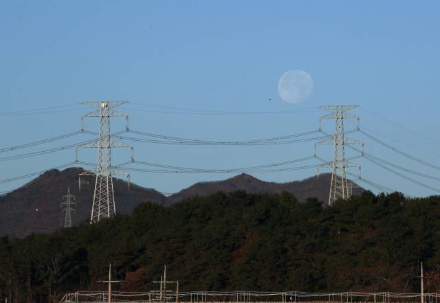 울산 울주군의 송전탑 전경. 연합뉴스