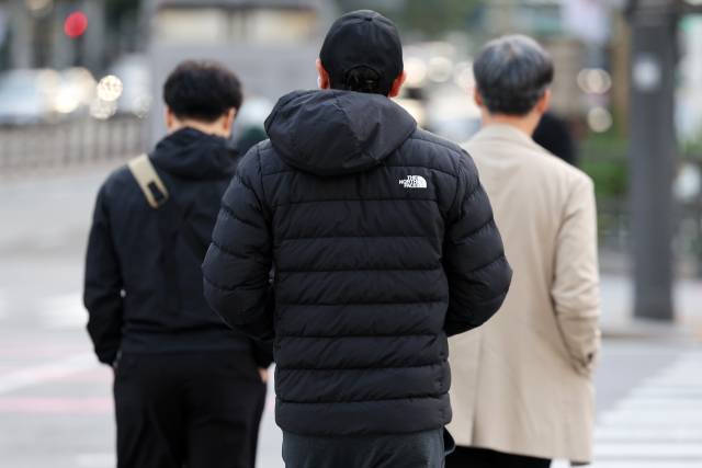 전국 대부분 지역의 아침 최저기온이 한 자릿수로 떨어진 20일 오전 서울 광화문광장에서 시민들이 두터운 외투 차림으로 출근길을 서두르고 있다. 연합뉴스