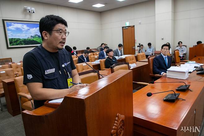 2024년 8월26일 이상규 금속노조 충남지부 현대제철비정규직지회장이 김문수 당시 고용노동부 장관 후보자 인사청문회에 참고인으로 출석했다. ⓒ시사IN 신선영