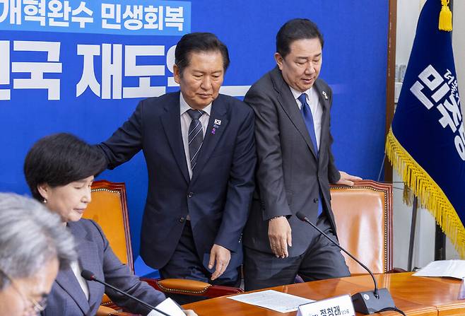 정청래 더불어민주당 대표와 김병기 원내대표가 10월20일 서울 여의도 국회에서 열린 사법개혁특별위원회 사법개혁안 발표에 입장하고 있다. ⓒ 연합뉴스