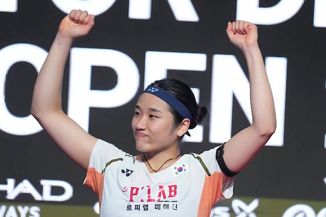 안세영은 경쟁자들의 변칙 전략 구사를 딛고 세계 1위 자리를 굳건히 지키고 있다. 궁극적으론 그 누구에게도 지지않는 선수가 되는 게 목표다. 사진은 19일(한국시간) 덴마크 오덴세 유스케방크아레나에서 열린 2025덴마크오픈 여자단식에서 우승을 차지한 뒤 기뻐하는 모습. 오덴세│AP뉴시스