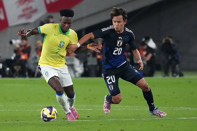 일본 축구대표팀 구보가 지난 14일 브라질과 평가전에서 비니시우스와 볼을 다투고 있다. Getty Images코리아