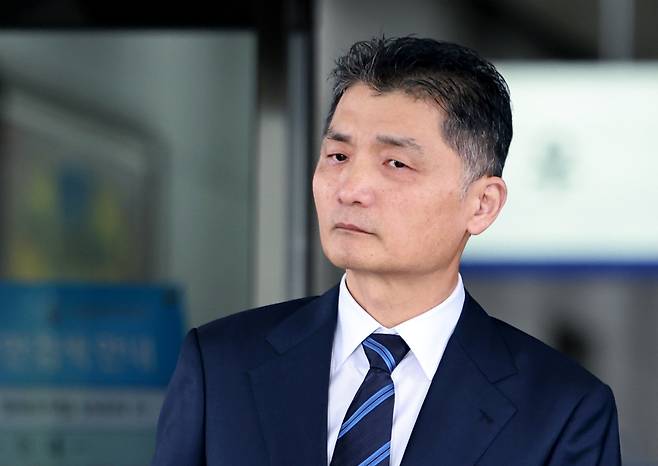 SM엔터테인먼트 시세 조종 공모 의혹을 받는 카카오 창업자 김범수 경영쇄신위원장이 21일 양천구 서울남부지방법원에서 열린 1심 선고공판에서 무죄가 선고된 뒤 법원을 떠나고 있다. 연합뉴스