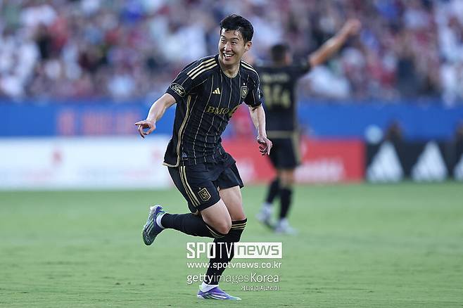 ▲ 팬 투표 결과는 며칠 내 공개될 예정이다. 손흥민이 장거리 프리킥으로 남긴 아름다운 궤적은 단순한 득점을 넘어 2025년 MLS를 대표하는 장면으로 기억되고 있다. 밀집수비를 혼자 다 뚫고 넣은 메시의 골과 정면대결을 펼치게 됐다.