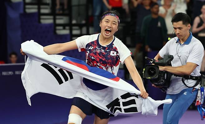 ▲ 셔틀콕 여제의 이름값은 괜히 붙은 게 아니다. 안세영이 기적의 역전극을 펼치며 또다시 세계를 놀라게 했다. 이번 우승으로 시즌 8번째 금메달을 수확한 안세영은 덴마크오픈 첫 제패라는 새로운 이정표를 세웠다. 한국 여자단식이 이 대회에서 정상에 오른 것은 1987년 이영숙 이후 무려 38년 만이다. ⓒ연합뉴스