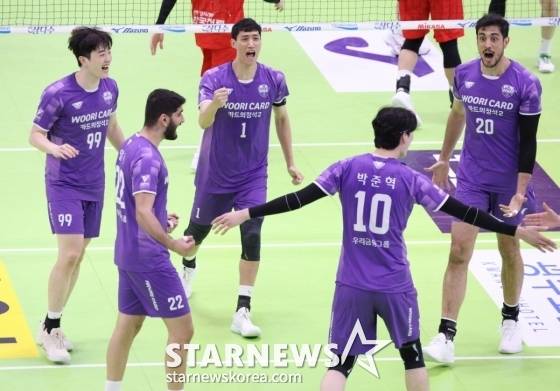 포효하는 아라우조(맨 오른쪽). /사진=김진경 대기자