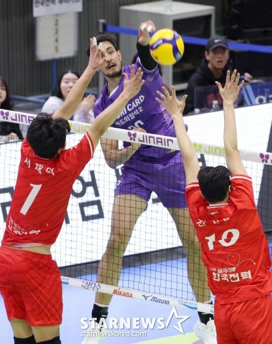 대각 공격을 시도하는 아라우조(가운데). /사진=김진경 대기자