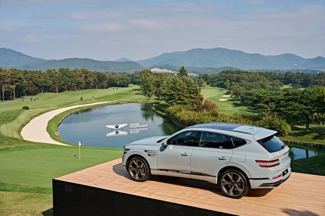 18번 홀에 전시돼 있는 우승자 상품인 제네시스 GV80. /사진=KPGA 투어 제공