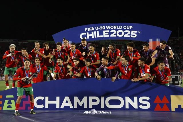 모로코 선수들이 20일(한국시간) U-20 월드컵 우승 뒤 기뻐하고 있다. /AFPBBNews=뉴스1
