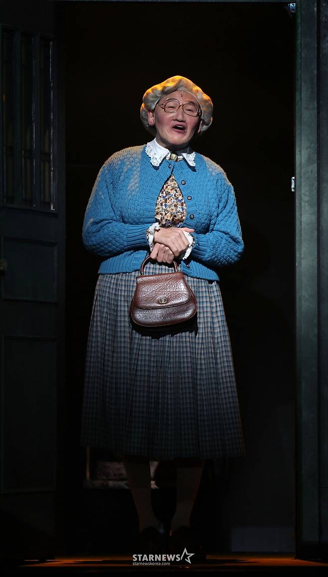 [서울=뉴시스] 김선웅 기자 = 배우 황정민이  21일 서울 송파구 샤롯데씨어터에서 열린 뮤지컬 미세스 다웃파이어 프레스콜에서 주요 장면을 시연하고 있다. 2025.10.21. mangusta@newsis.com /사진=김선웅