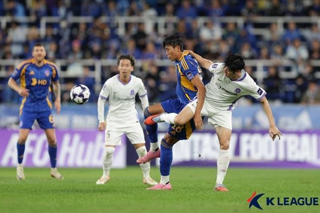 경합을 펼치는 허율(가운데). /사진=한국프로축구연맹
