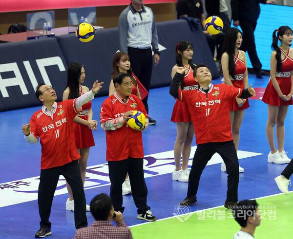 한국전력 수원 홈 개막전에서 시구하는 수원시배구협회 신현삼 회장(왼쪽), 수원시의회 이재식 의장(가운데), 한국전력 박인환 총괄단장(오른쪽).