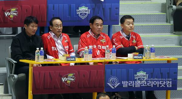 수원시 곽도용&nbsp;문화청년체육국장, 수원시배구협회 신현삼 회장, 수원시의회 이재식 의장, 한국전력 박인환 총괄단장이 함께 홈 개막 경기를 관람하고 있다.