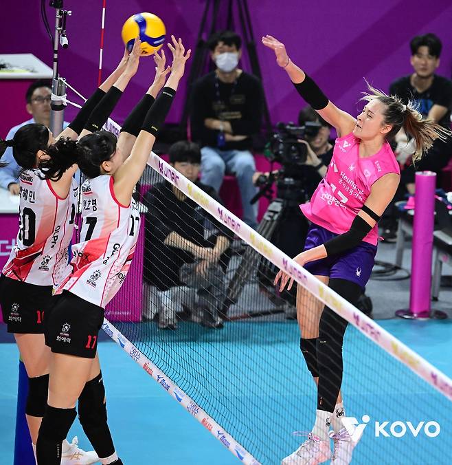 스파이크하는 흥국생명의 레베카(오른쪽) [한국배구연맹 제공. 재판매 및 DB 금지]