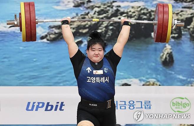 역도 87㎏+급 박혜정 용상 (부산=연합뉴스) 강선배 기자 = 21일 부산 남구 국민체육센터 2관에서 열린 제106회 전국체육대회 역도 여자일반부 87kg 이상급 경기에 출전한 박혜정(고양시청)이 용상 2차 시기에서 155kg을 들어 올리고 있다. 2025.10.21 sbkang@yna.co.kr
