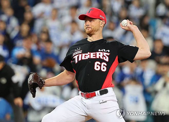 '강속구를 받아라' (대구=연합뉴스) 한종찬 기자 = 25일 오후 대구 삼성라이온즈파크에서 열린 2024 신한 SOL뱅크 KBO 포스트시즌 한국시리즈 3차전 삼성 라이온즈와 KIA 타이거즈의 경기. KIA 선발 라우어가 역투하고 있다. 2024.10.25 saba@yna.co.kr