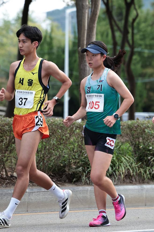 경보 10㎞ 한국 여고부 신기록을 세운 권서린(오른쪽) [대한육상연맹 제공. 재판매 및 DB금지]