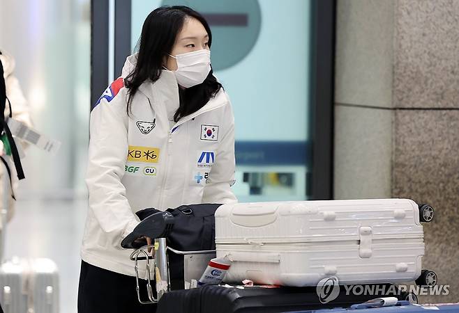 쇼트트랙 월드투어 마치고 귀국하는 최민정 (영종도=연합뉴스) 이동해 기자 = 캐나다 몬트리올에서 열린 2025-2026 국제빙상경기연맹(ISU) 월드투어 2차 대회를 마친 쇼트트랙 대표팀 최민정이 21일 오후 인천국제공항 제1여객터미널 입국장에 들어서고 있다. 2025.10.21 eastsea@yna.co.kr