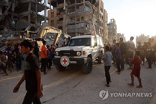 가자지구 인질 시신 수습 현장에 도착한 국제적십자위원회(ICRC) 차량 [AFP 연합뉴스 자료사진. 재판매 및 DB 금지]