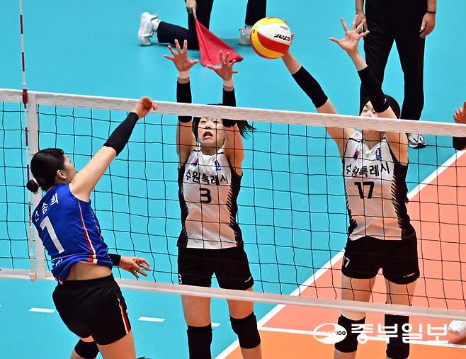 22일 오후 부산교육청학생교육문화회관에서 열린 제106회 전국체육대회 배구 여자일반부 결승 경기에서 하효림(등번호 3번)과 김현정(수원시청·등번호 17번)이 블로킹을 시도하고 있다. 부산=김경민기자