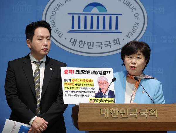 더불어민주당&nbsp;서영교&nbsp;의원과 임태훈 군인권센터 소장이 17일 서울 여의도 국회 소통관에서 12·3 비상계엄 당시 조희대 대법원장의 군사법원 사무지원 등 의혹을 제기하며 기자회견을 하고 있다. 2025.10.17 [사진=연합뉴스]