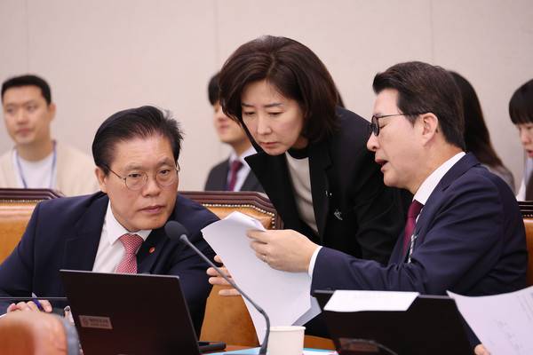 ​국민의힘&nbsp;송석준, 나경원, 신동욱 의원이 21일 서울 여의도 국회 법제사법위원회에서 열린 국정감사에서 대화하고 있다. 2025.10.21 [사진=연합뉴스]
