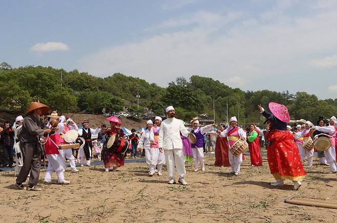 목계나루 뱃소리 시연 사진.(충주시 제공)