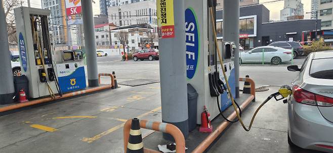 정부의 한시적 유류세 인하 조치가 오는 연말까지 두 달 더 연장된다. 다만 인하 폭이 축소되면서 다음 달부터 휘발유는 25원, 경유는 29원가량 오를 전망이다. /김흥수 기자